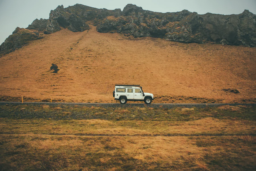 A jeep travelling on an F-road in the Icelandic Highlands