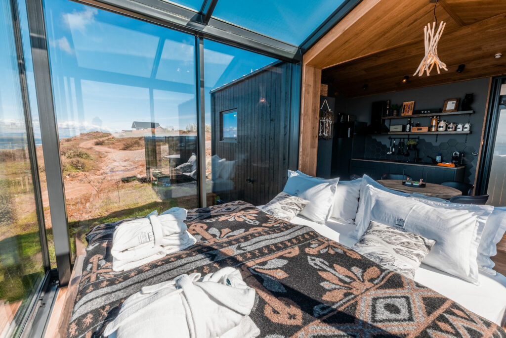 panorama glass lodge bed setup