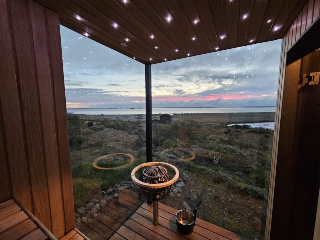 Panorama Glass Lodge West Sauna with starlight